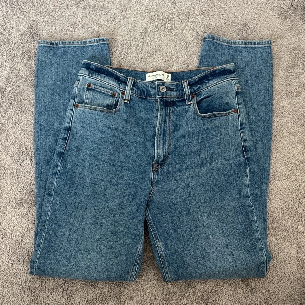 Abercrombie & Fitch Women’s Straight Leg Jeans — Medium Blue Wash - Picture 3 of 4